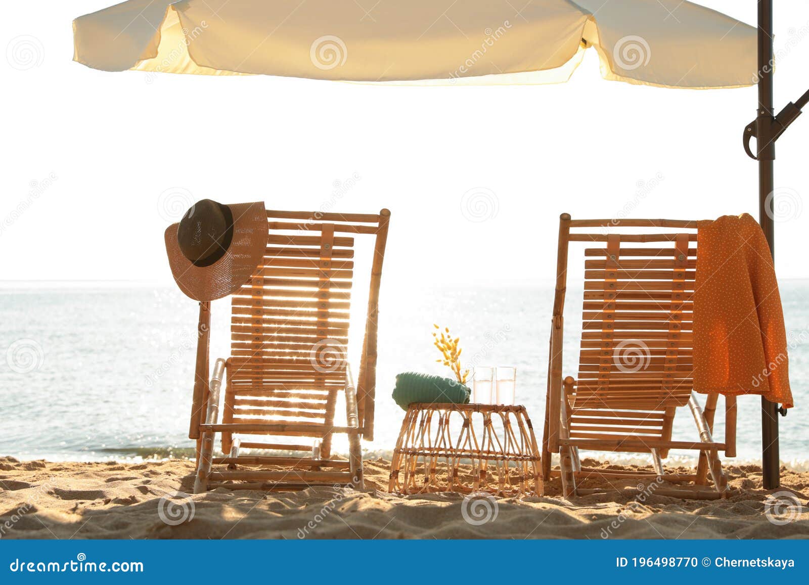 Vooruit paus Monet Houten Deklapstoelen Buitenparaplu's En Strandaccessoires Nabij Zee.  Zomervakantie Stock Foto - Image of comfortabel, leeg: 196498770