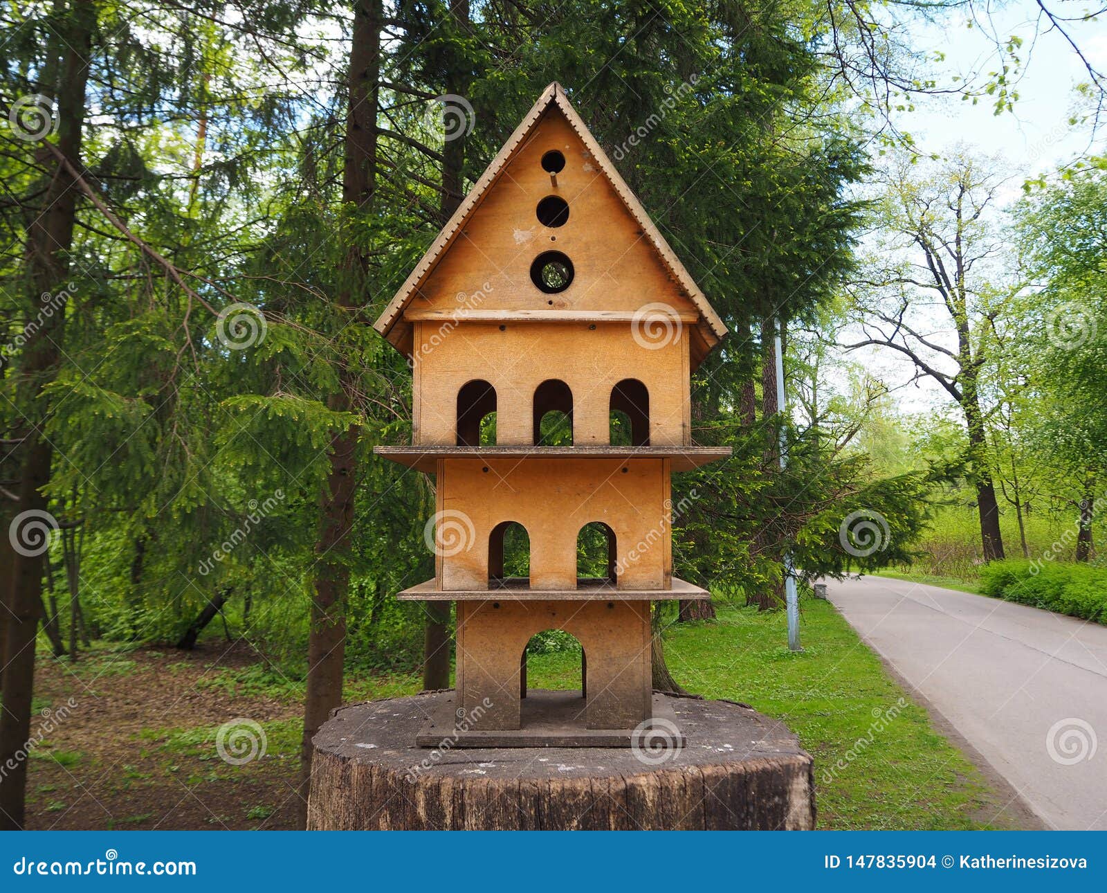 Houten Vogelhuis Met Meerdere Verdiepingen Op Een Boomstomp, Een Voeder Voor Vogels Stock Foto - Image of seizoen, zomer: 147835904