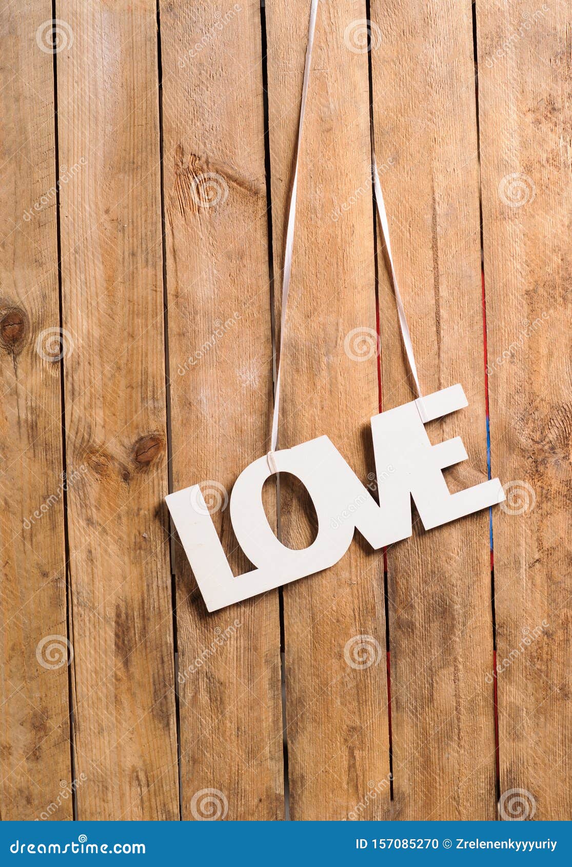 Houten Letters Die Woord Vormen LOVE Op Houten Achtergrond Stock Foto - Image of romantisch, materiaal: