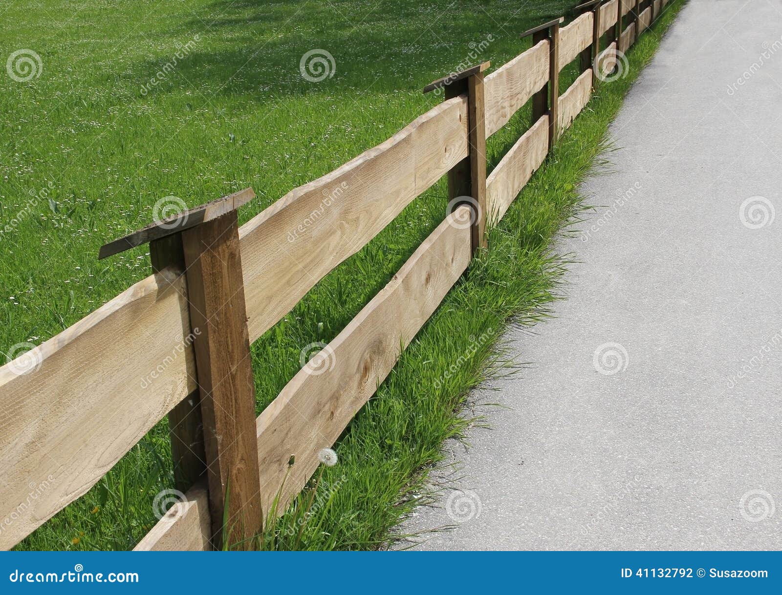 vod mengsel Voorschrijven Houten Omheining En Groene Weide, Diagonaal Stock Foto - Image of landbouw,  madeliefje: 41132792