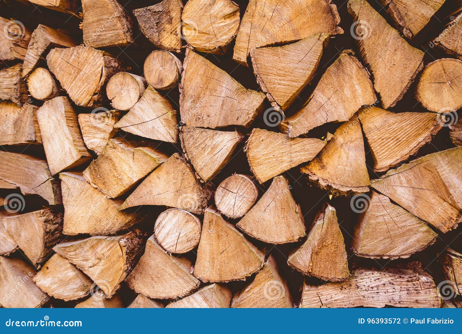 Sluit omhoog van een houten stapel, brandhout in Zwitserland