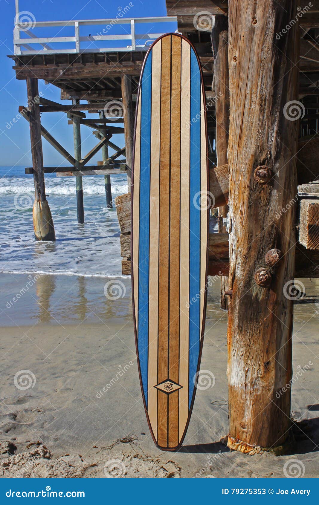 smal Federaal Betekenis Houten Surfplank Tegen Het Strandpijler Van Californië Stock Afbeelding -  Image of kristal, diego: 79275353