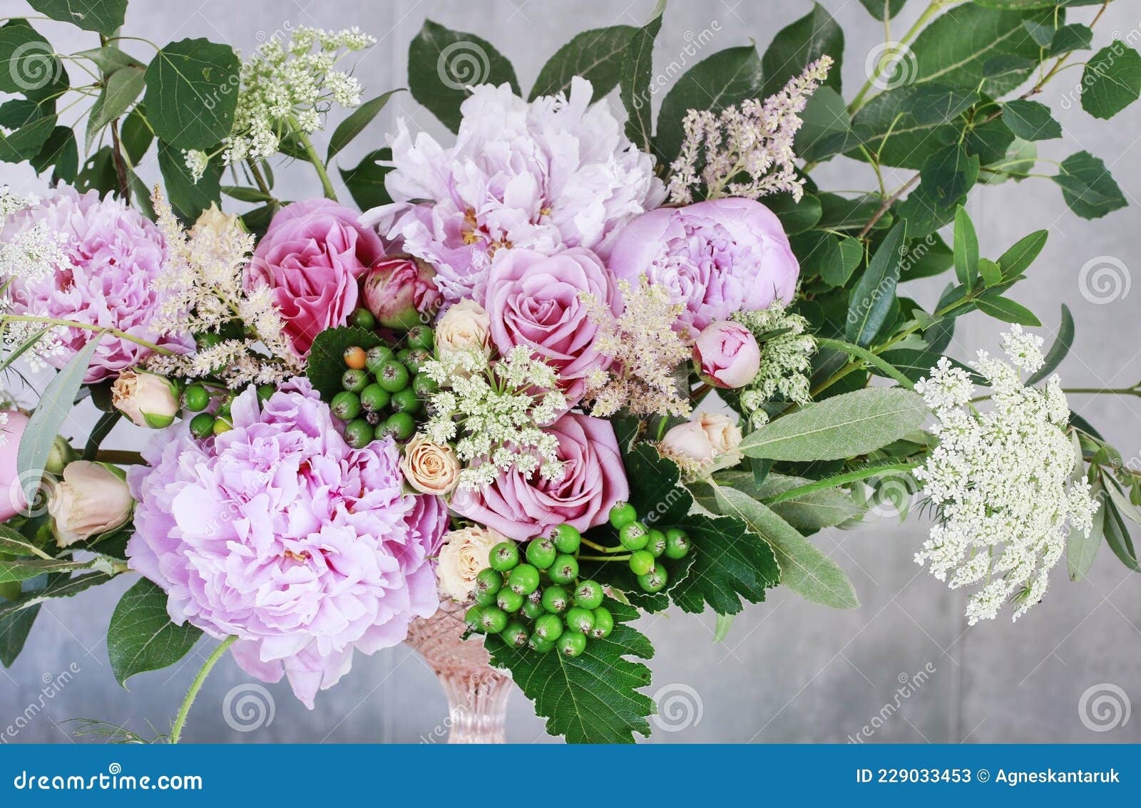 how to make modern table`s centerpiece for summer wedding