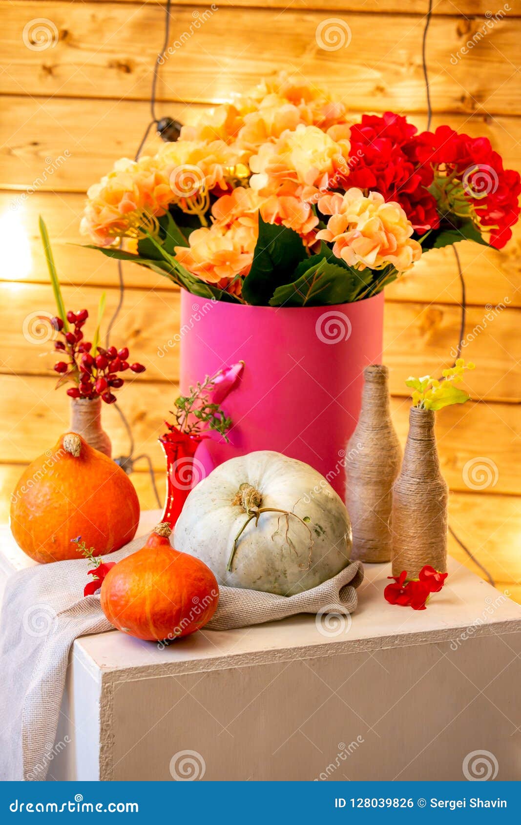 How To Make a Thanksgiving Centerpiece with Big Pumpkin and Bouquet of ...