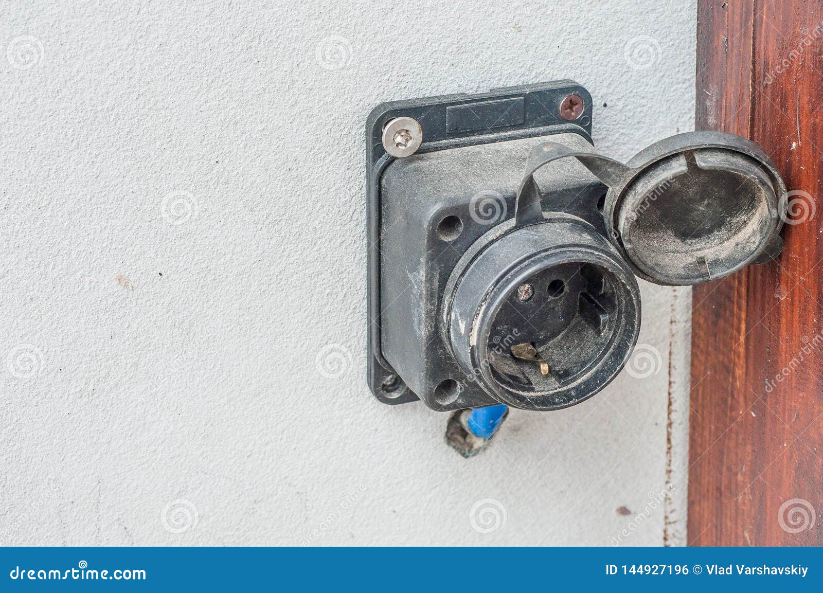 How To Remove the Electrical Outlet on the Facade of the House and Fix