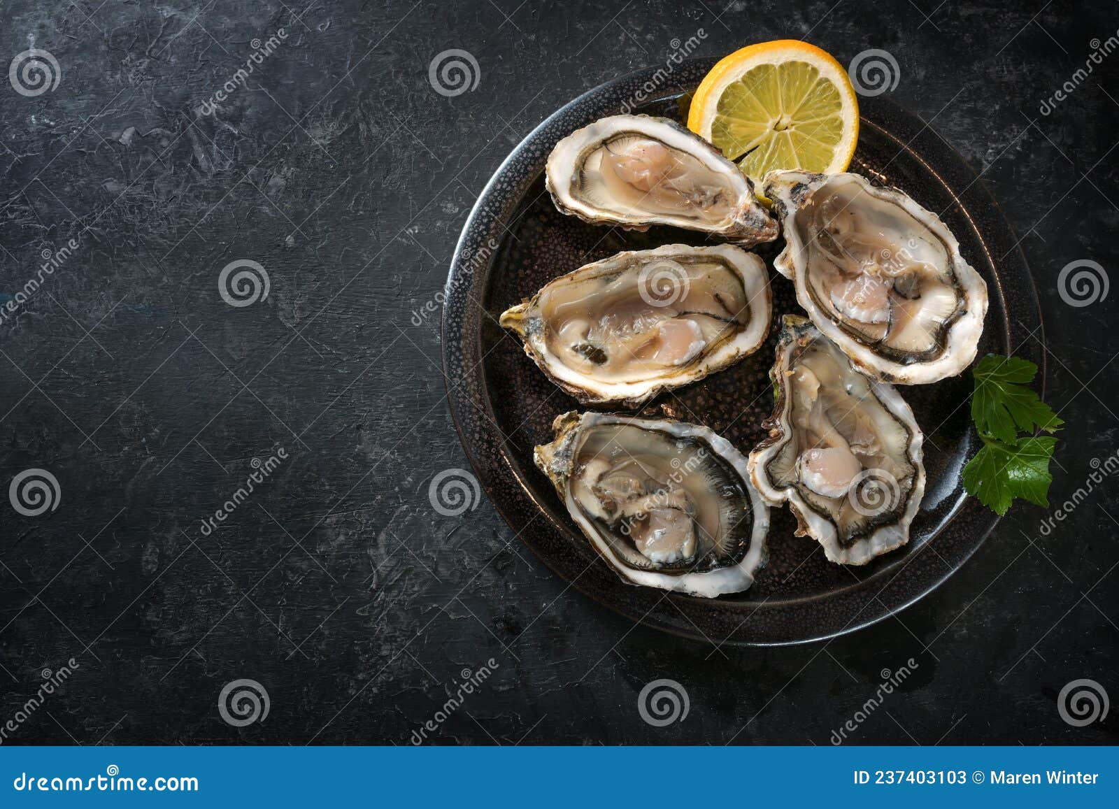 huîtres fraîches sur une assiette avec de la glace et des tranches