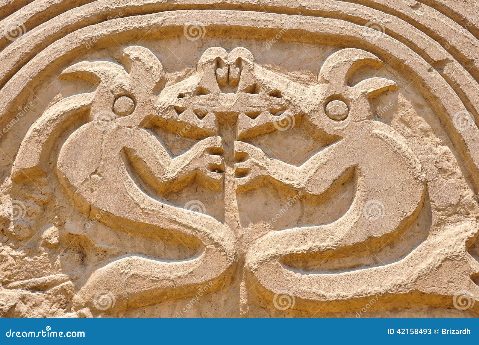 huaca arco iris / dragon, trujillo, peru