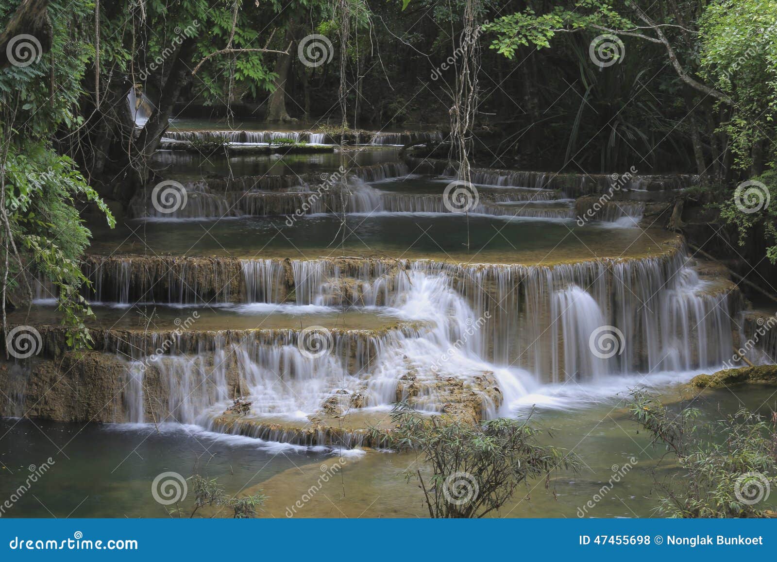 Huay Mae Khamin Waterfall en la selva tropical tropical de Tailandia