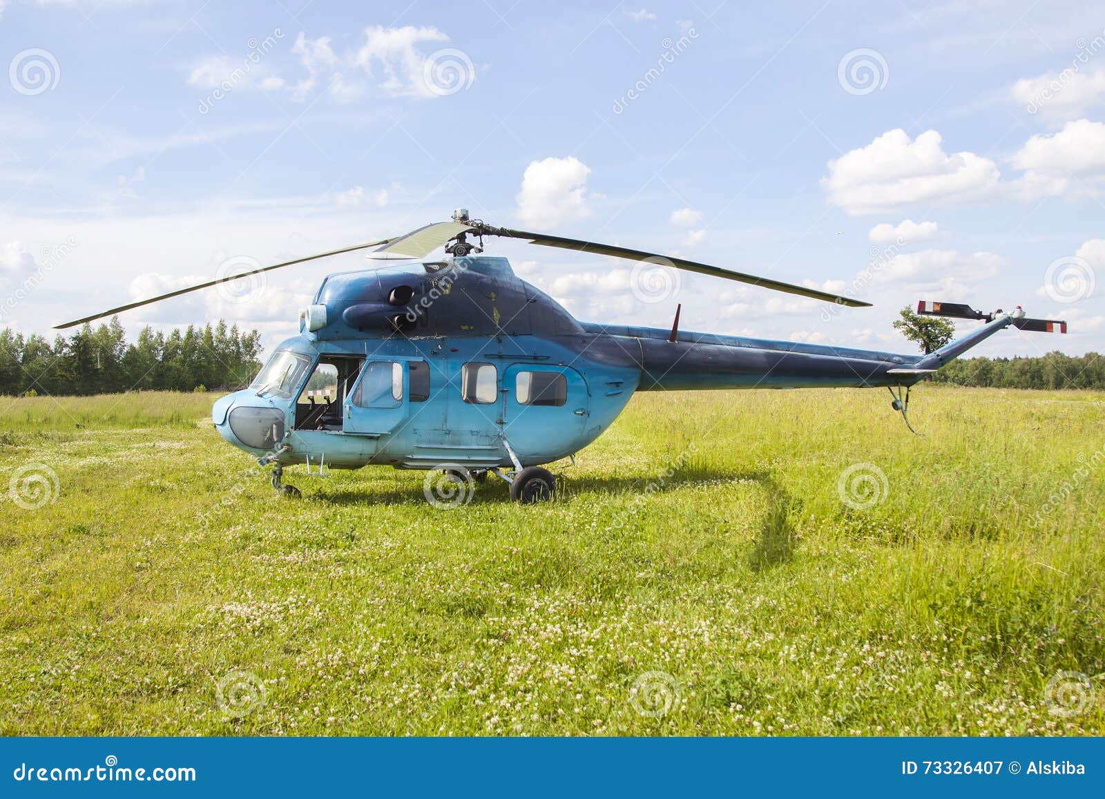 Blauer Hubschrauber MI-2 auf dem Flughafen