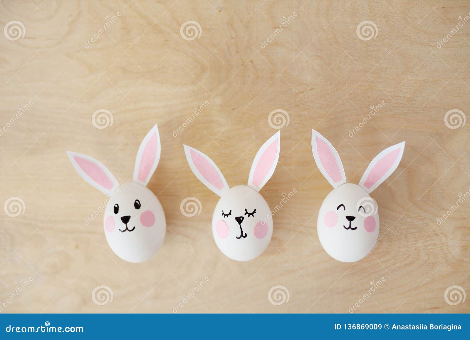 Huevos Con Los Oídos De Conejos, En Una Imagen De Conejos de archivo Imagen de celebre, regalo: 136869009