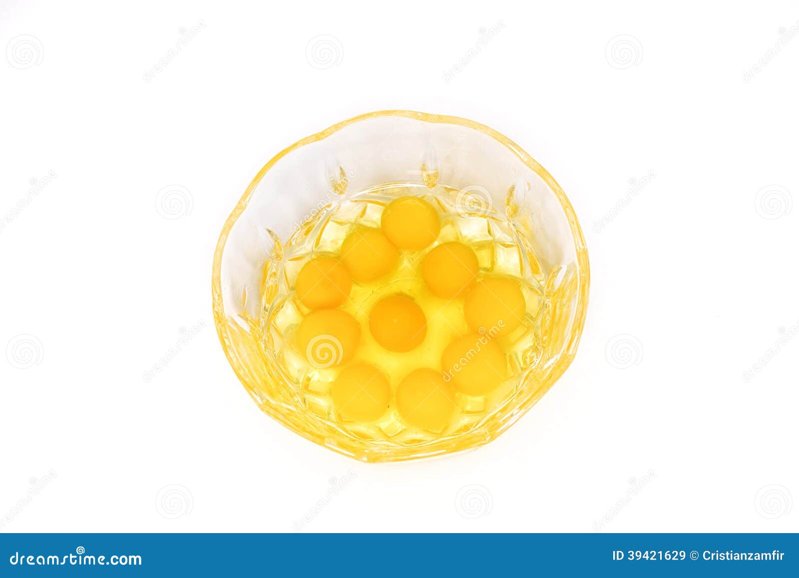 Huevos en un bol de vidrio imagen de archivo. Imagen de amarillo 39421629