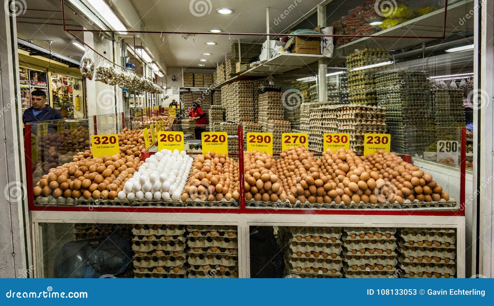 Huevos para la venta en Paloquemao Bogotá Colombia. Millares de huevos para la venta en el mercado de Paloquemao, mercado suramericano tradicional de la comida del ` s de Bogotá Colombia