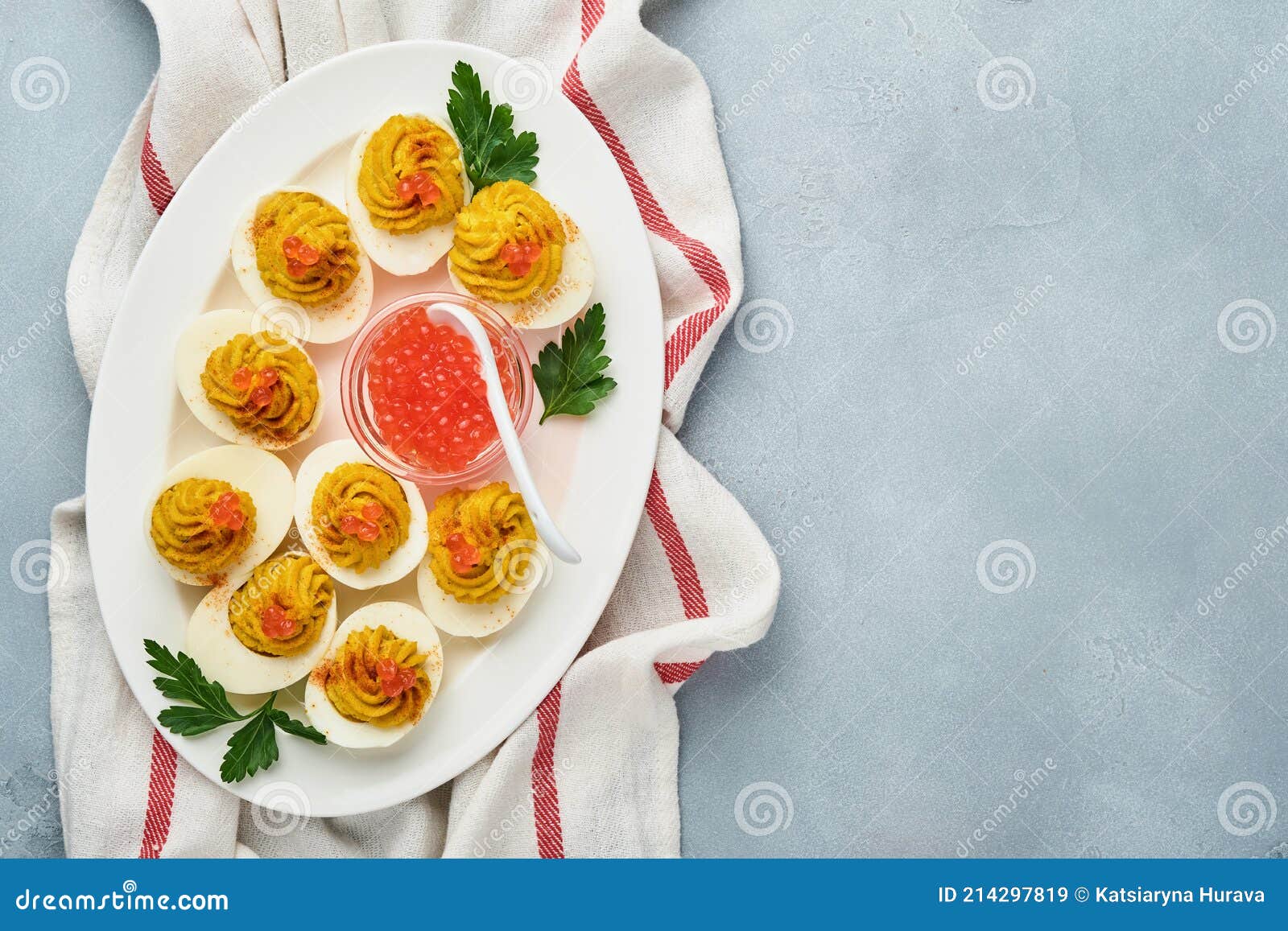 Huevos Rellenos Con Caviar Rojo Y Pimentón En Plato Para Aperitivo Mesa De  Pascua Vista Superior Copia Espacio. Plato Tradicional Imagen de archivo -  Imagen de medio, mayo: 214297819