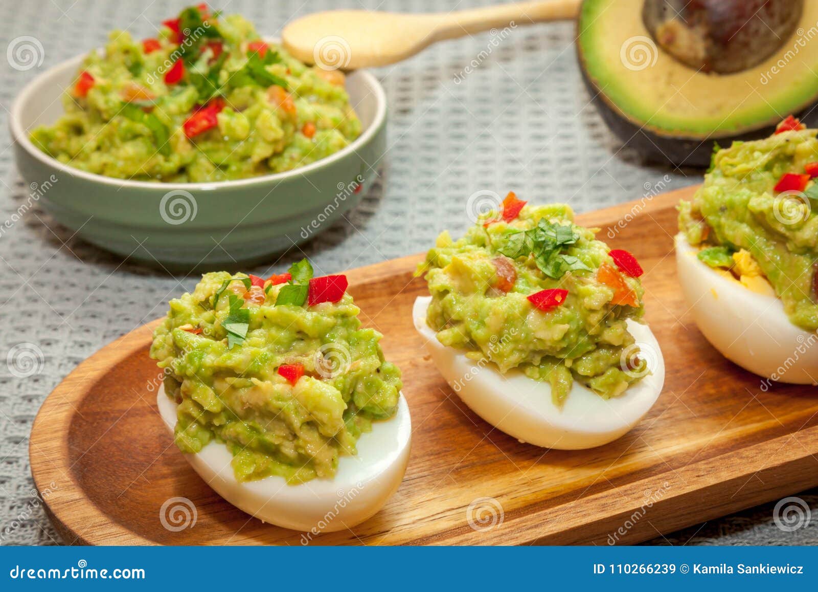 Huevos Rellenos Con Guacamole Con Coriandro Y El Chile Imagen De Archivo Imagen De Huevos Chile 110266239