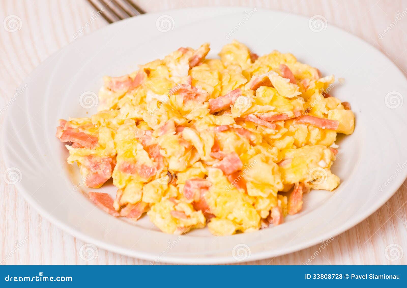 Huevos Revueltos Con El Jamón Y El Queso Foto de archivo Imagen de