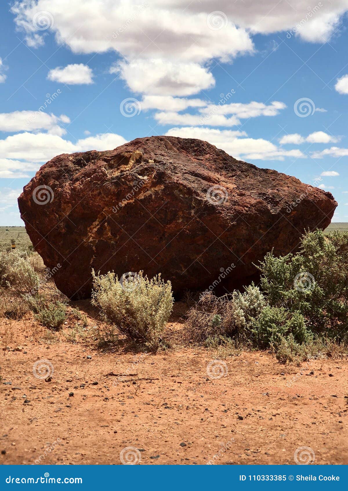 Juster høst at ringe Huge Boulder As Aboriginal Artifice in the Australian Outback Stock Image -  Image of stone, outback: 110333385