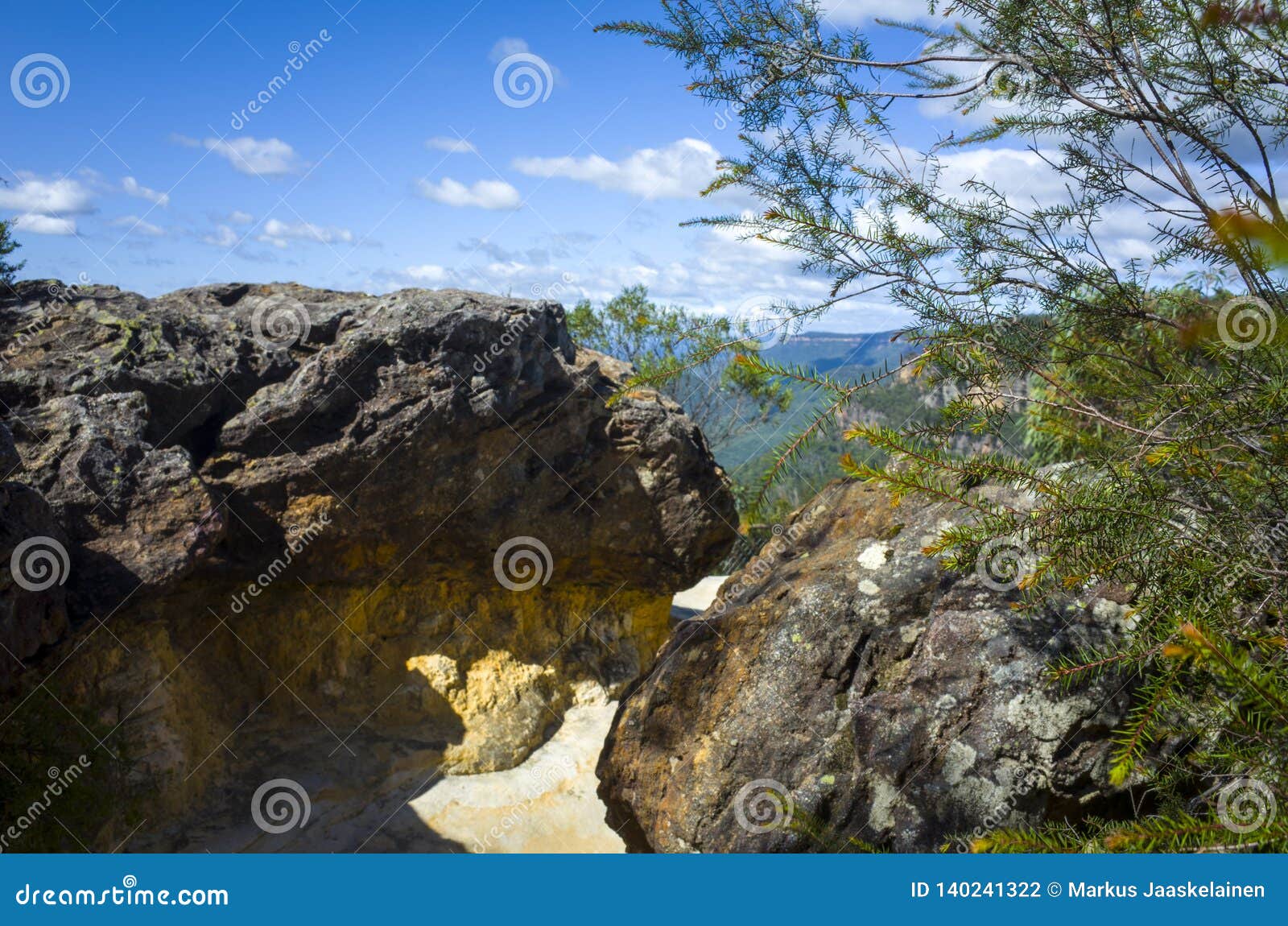 lørdag Information Modsige Huge Sandstone Boulders on Mountain Top in Australia Stock Photo - Image of  nature, blue: 140241322