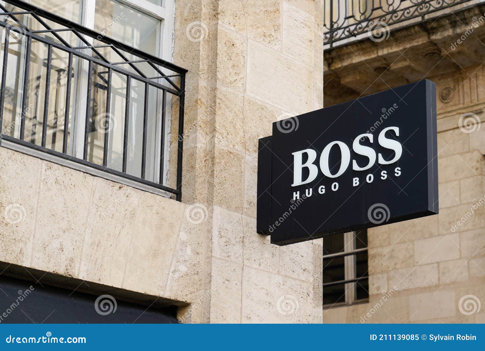 Hugo Boss Marca Signo Y Texto Frente De La Entrada De La Tienda Para La Tienda De De Moda Y Imagen editorial - Imagen de logotipo, ropa: 211139085