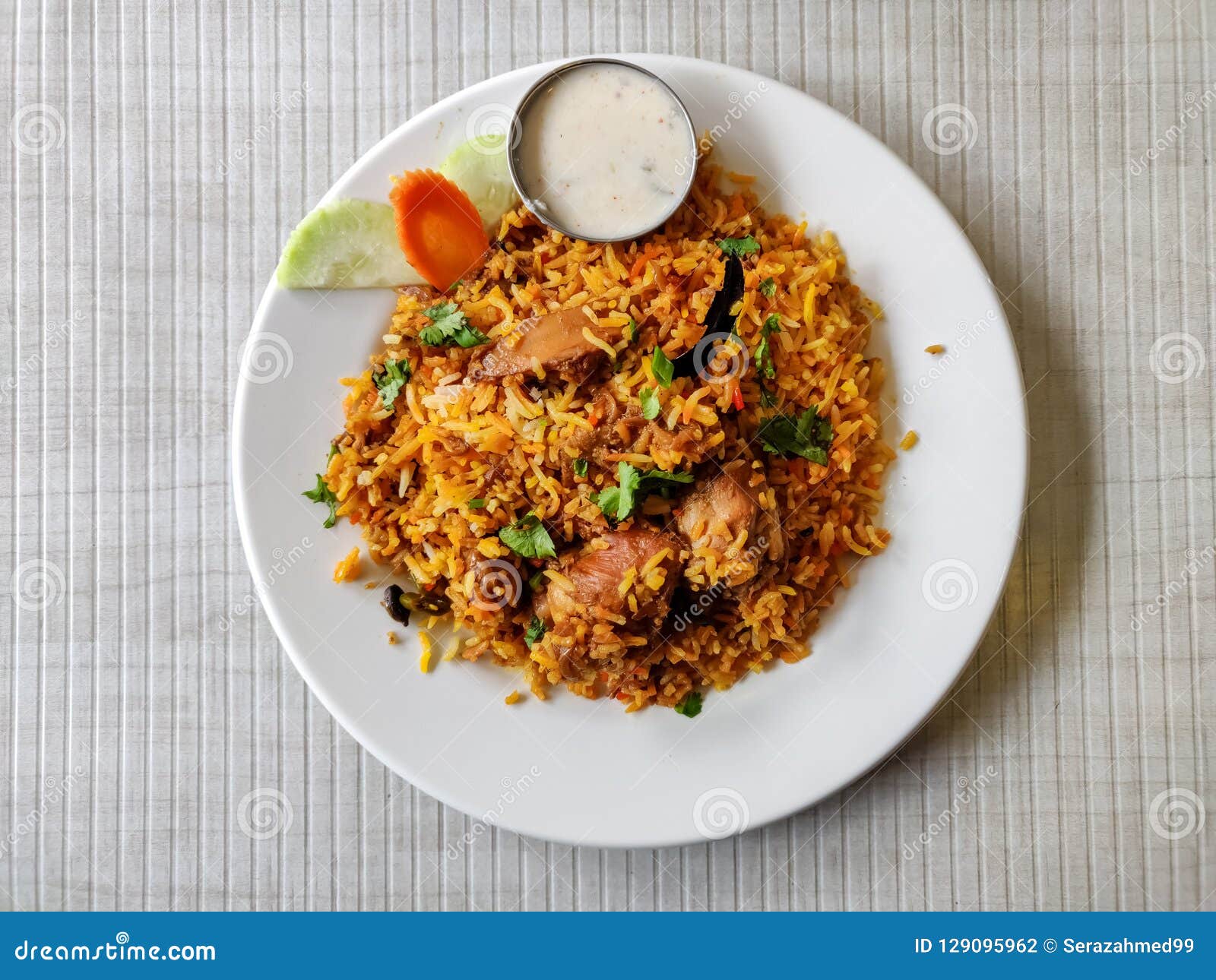 Huhn Biryani mit raita stockfoto. Bild von hintergrund - 129095962