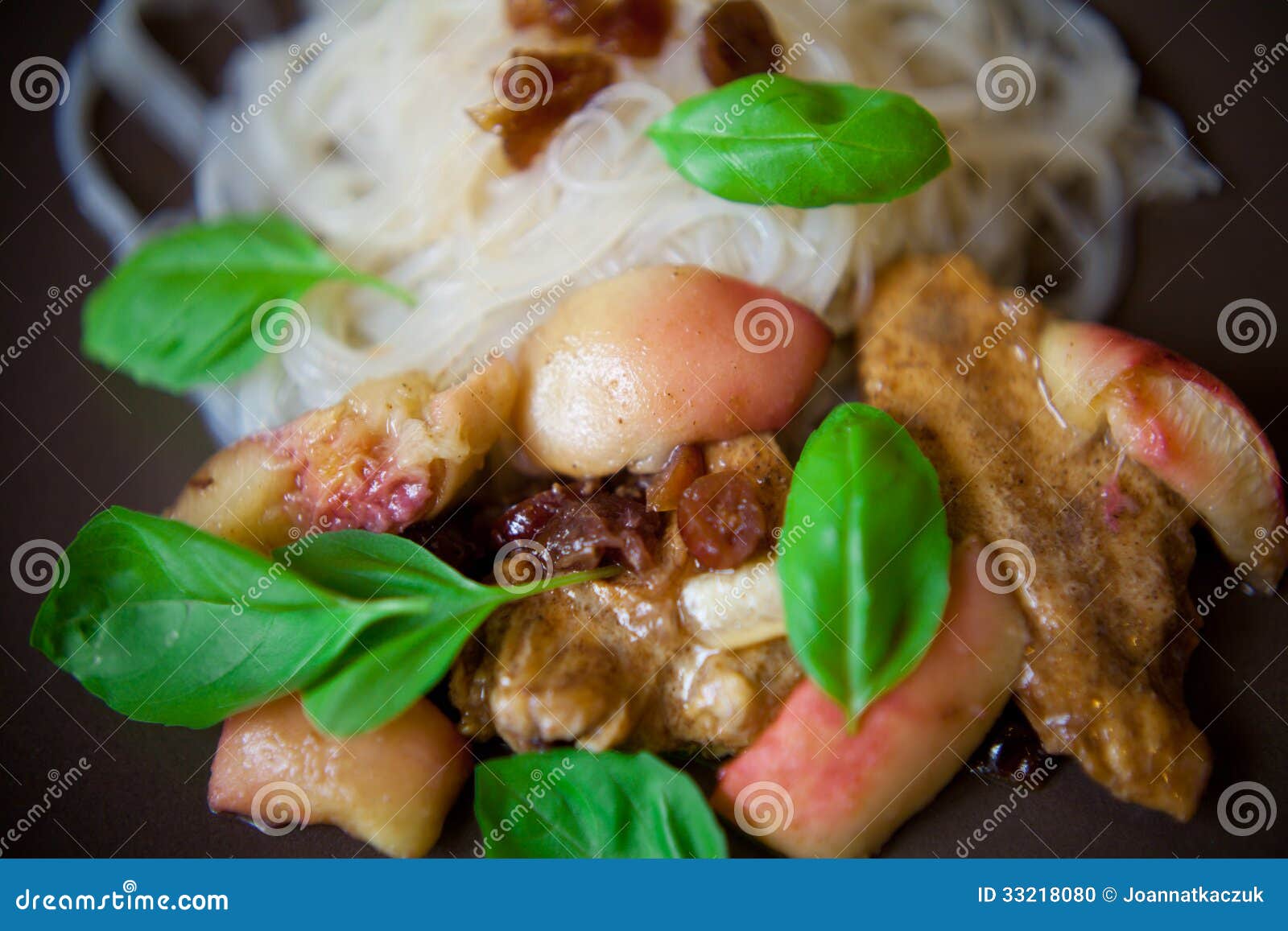 Huhn in Den Mandeln Mit Reisteigwaren Und Apfelsauce Stockfoto - Bild ...