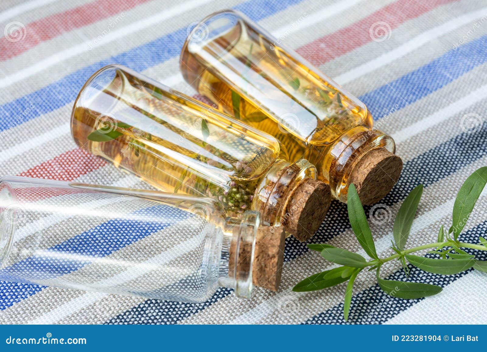 Huile Essentielle De Thym Dans Des Bouteilles En Verre Et Une Gerbe De  Thym. Deux Flacons D'huile Et Un Flacon Vide Photo stock - Image du  assiettes, médecine: 223281904