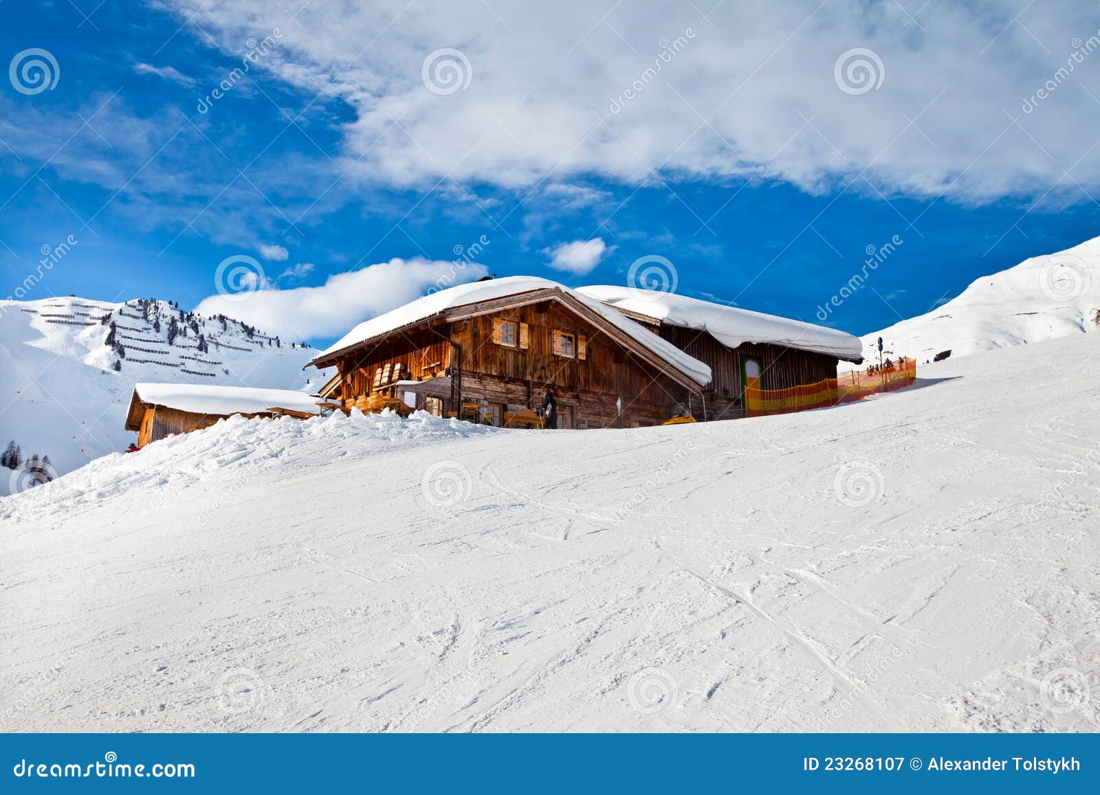 Huis In Sneeuw. Alpen, Mayrhofen, Oostenrijk Stock ...