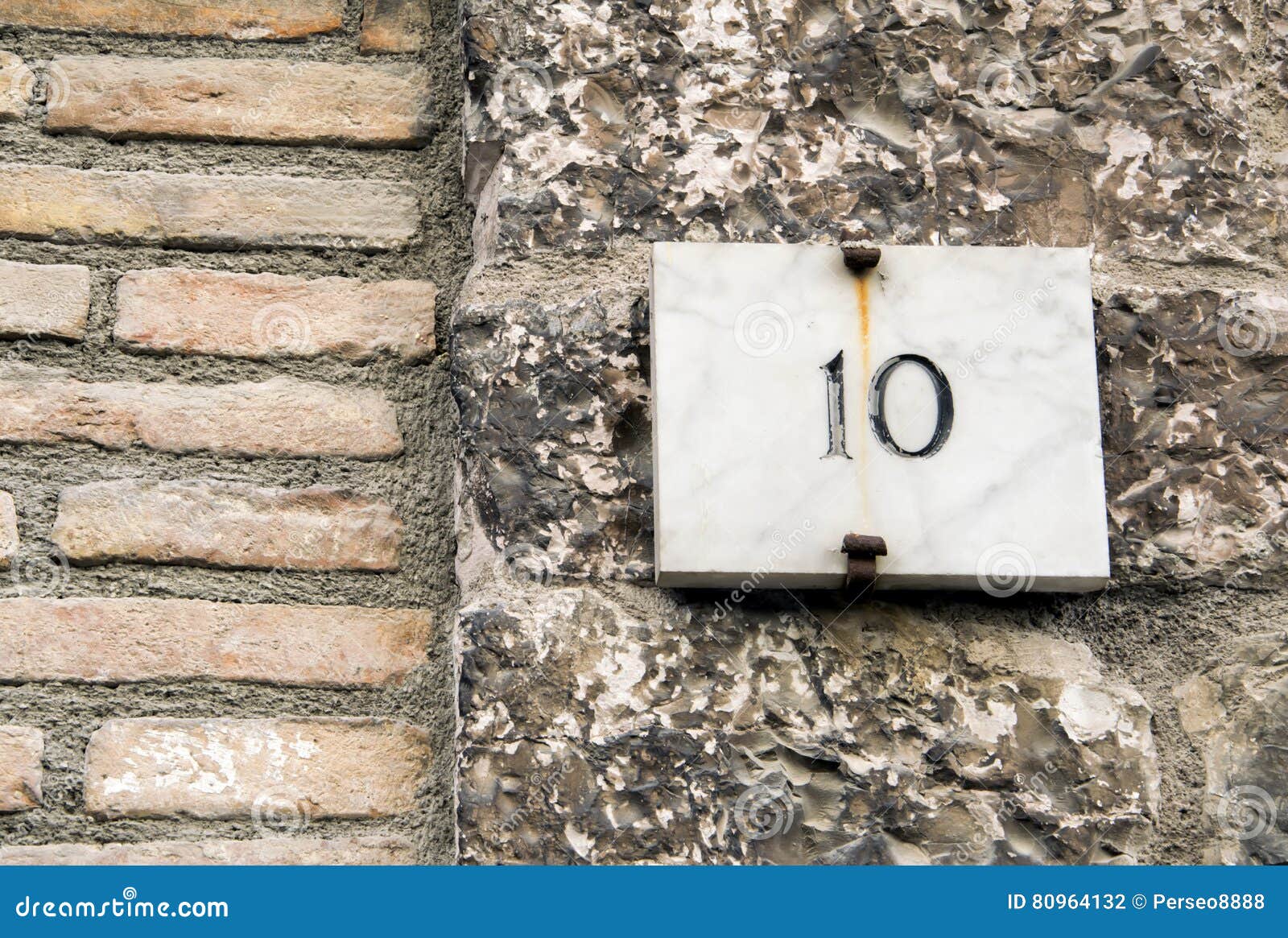 Saai bezorgdheid ondergronds Huisnummer 10 teken stock foto. Image of italiaans, adres - 80964132