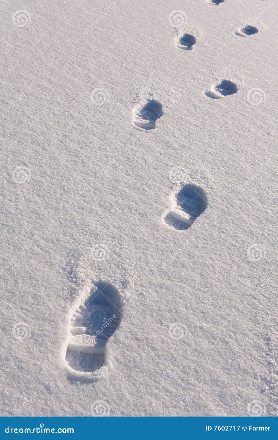 Не было видно следов. Следы на снегу. Следы человека на снегу. Объемные следы. Отпечатки ног на снегу.