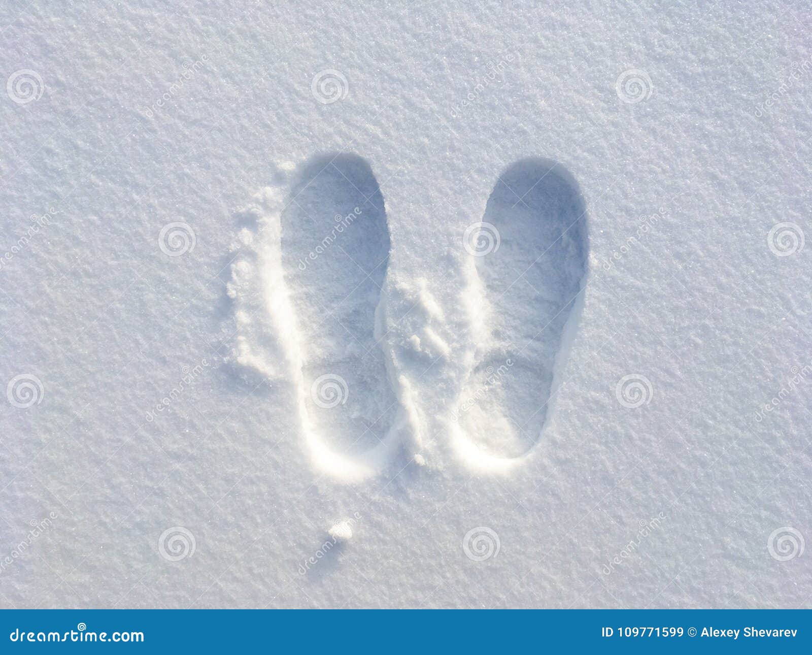 Не было видно следов. Следы на снегу. Следы человека на снегу. Следы обуви на снегу. След ноги человека на снегу.