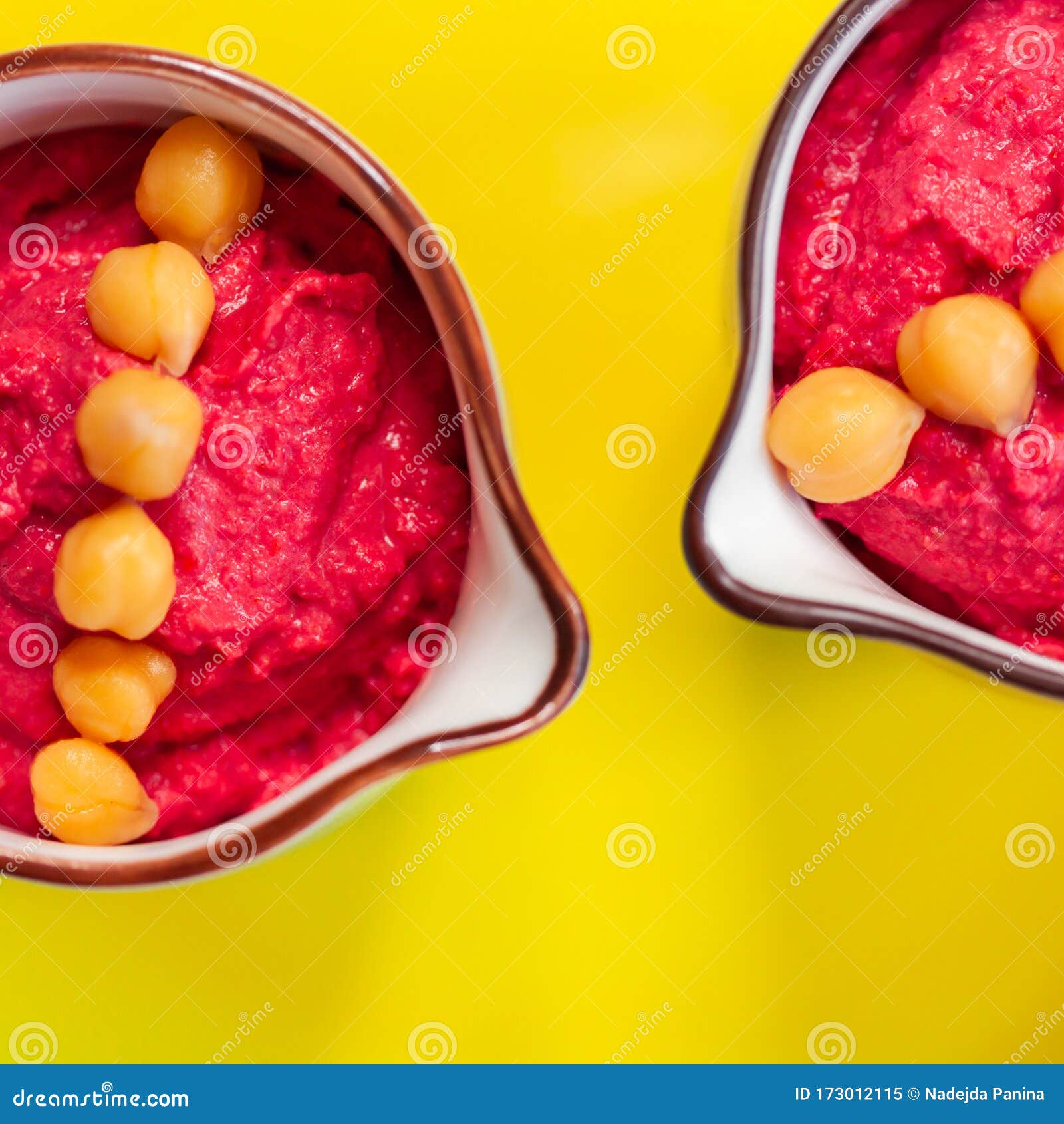 Hummus Rosa Con Barbabietole Su Piastra Gialla Brillante Immagine Stock ...