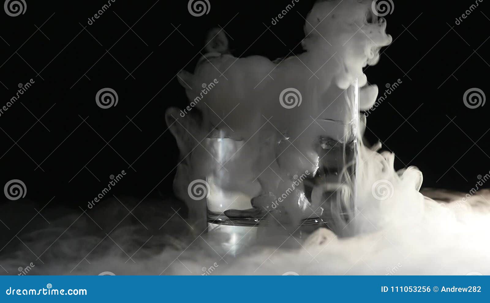 https://thumbs.dreamstime.com/z/humo-blanco-abstracto-en-vidrio-el-efecto-del-hielo-seco-sobre-fondo-oscuro-111053256.jpg