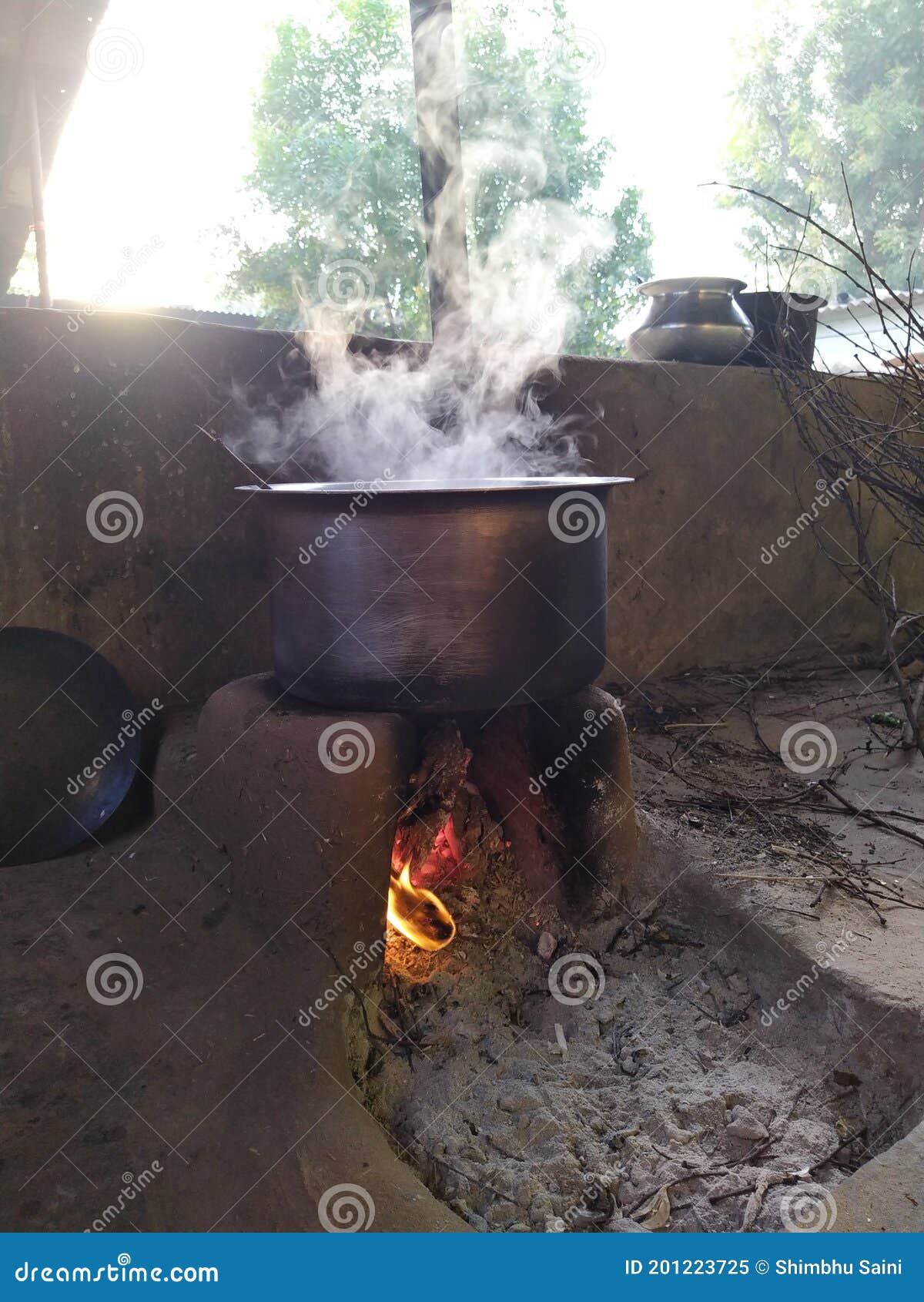 Humo Blanco Saliendo De La Sartén. Cocinar Comida Rajasthani En Barro Jallah O Estufa O Horno Imagen de archivo - Imagen de jaipur, verde: 201223725 Humo Blanco Saliendo De La Sartén. Cocinar Comida Rajasthani En Barro Jallah O Estufa O Horno Imagen de archivo - Imagen de jaipur, verde: 201223725