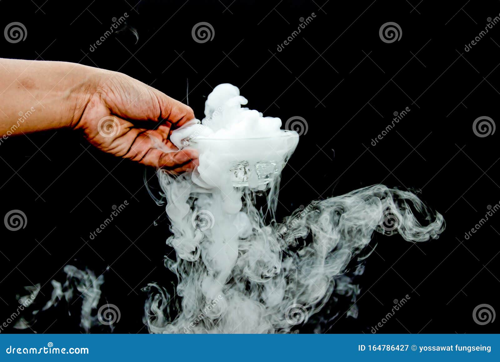 Humo De Mano Del Hielo Seco En Un Bol, Fondo Negro Imagen de archivo -  Imagen de flotado, misterioso: 164786427