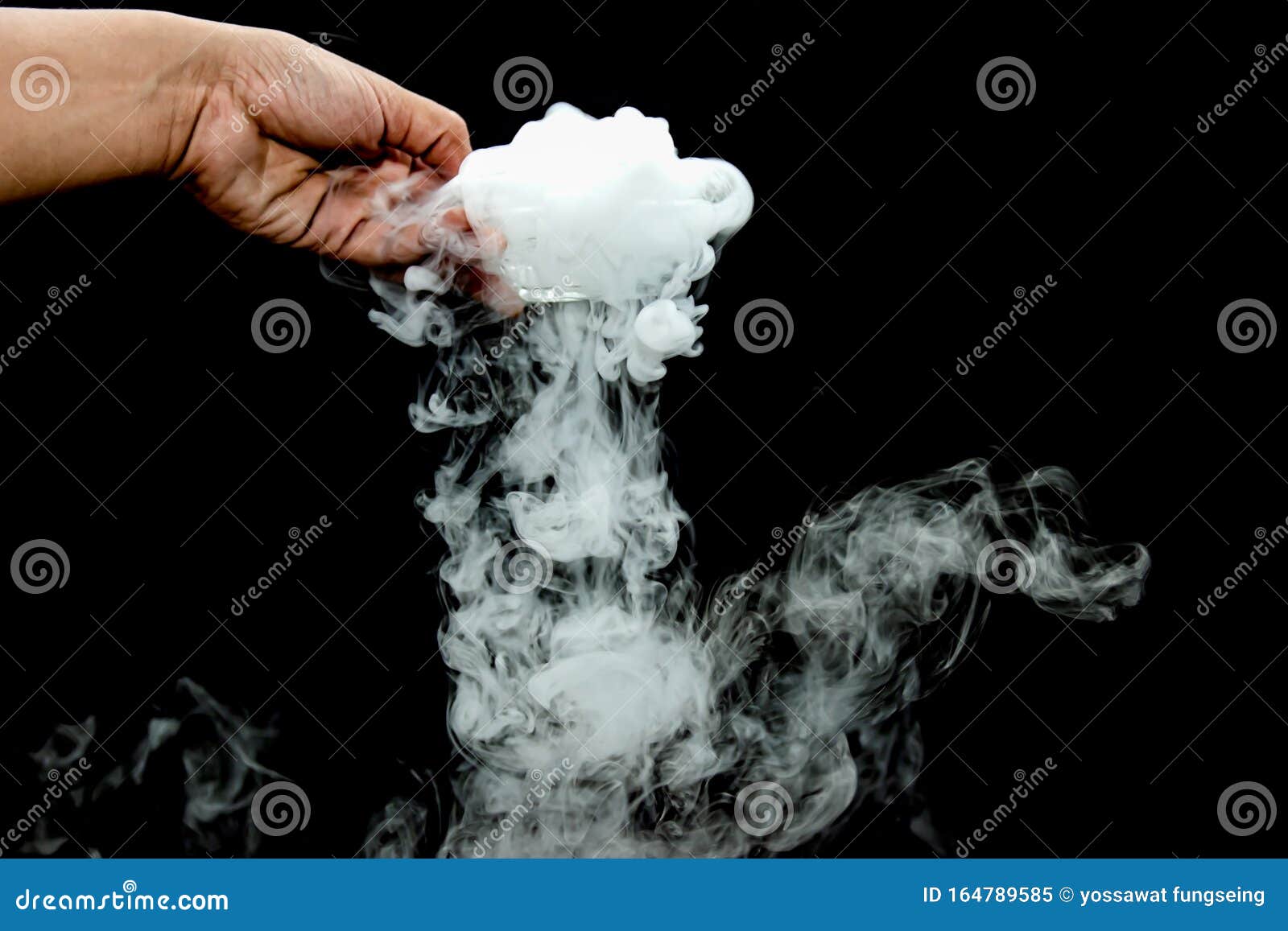 Humo De Mano Del Hielo Seco En Un Bol, Fondo Negro Imagen de archivo -  Imagen de flotado, misterioso: 164786427