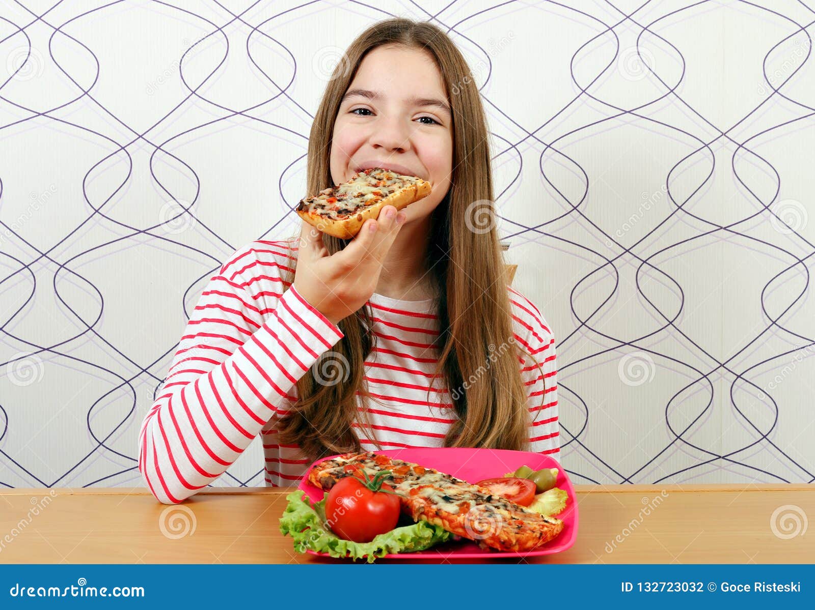 Голодные подростки. Голодная девушка. Голодная девушка ест. Подросток кушает. Фото голодной девочки.