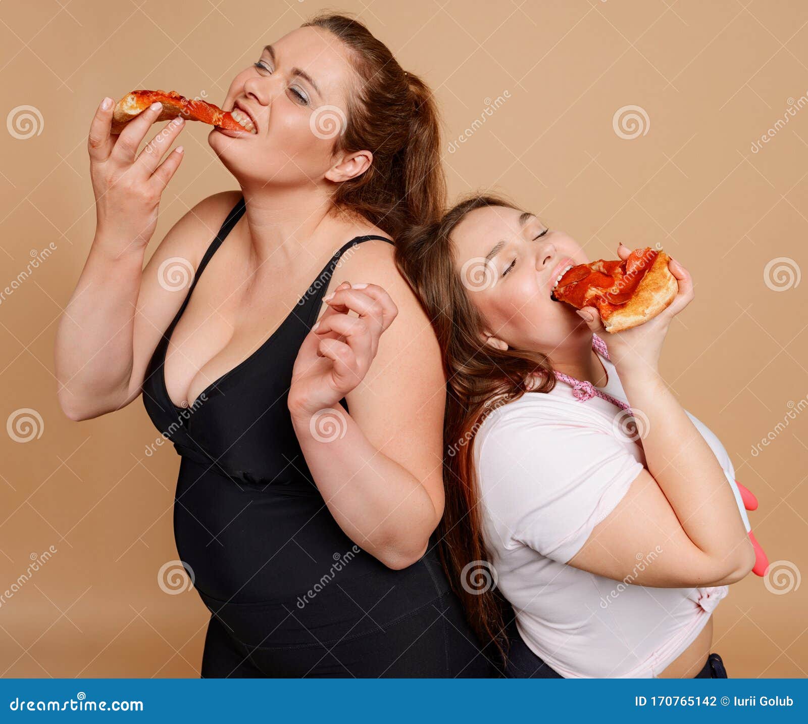 Голодная женщина видео. Голодная толстуха. Толстая женщина есть пиццу.