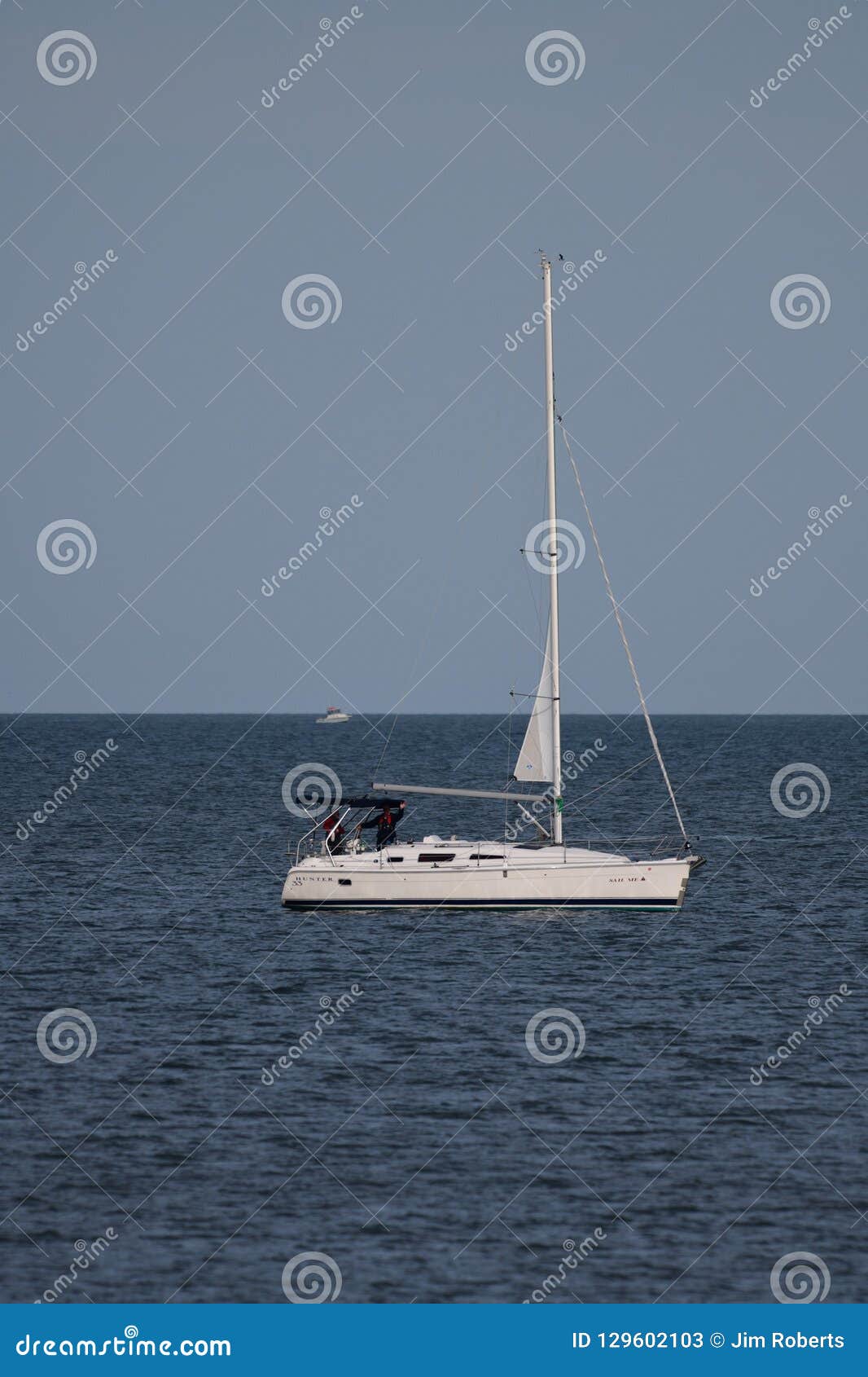 Hunter 33 on Lake Erie editorial stock photo. Image of october 129602103