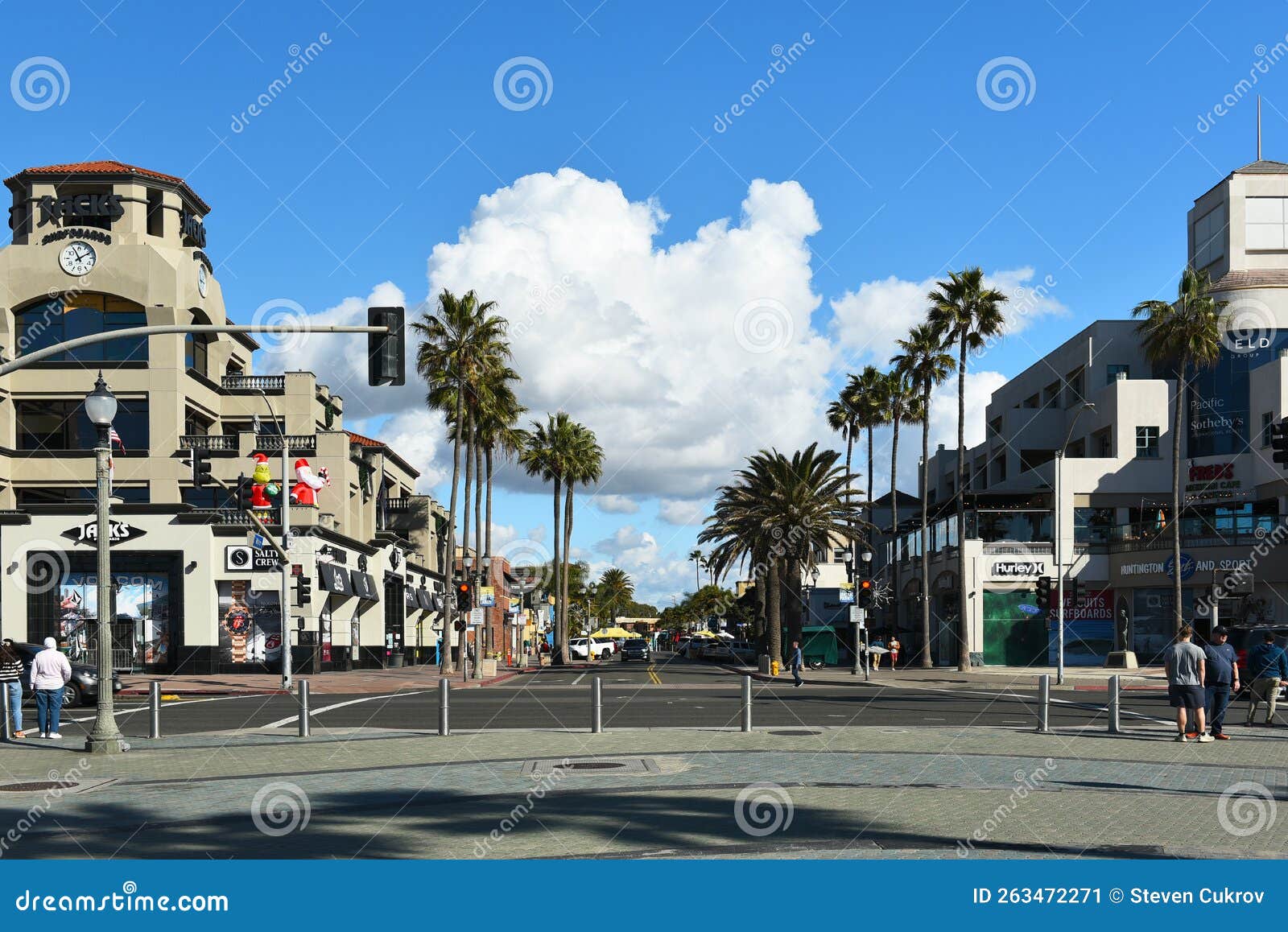 HUNTINGTON BEACH, CALIFORNIA - 7 DEC 2022: Looking Up Main Street from ...