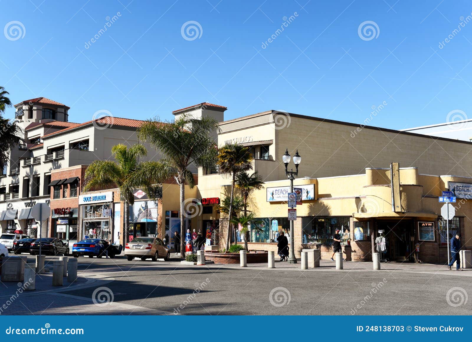 HUNTINGTON BEACH, CALIFORNIA - 22 JAN 2020: Shops and Restaurants on ...