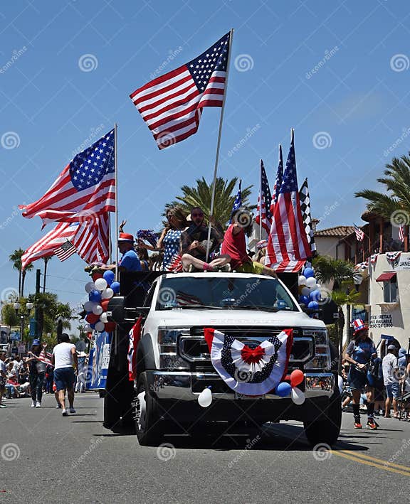 what time does hb 4th of july parade start