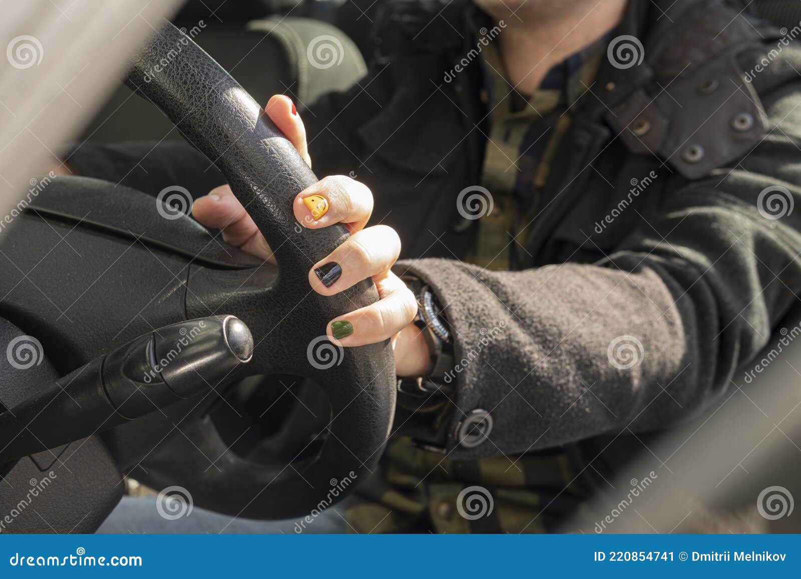 Hupe. Mann Fährt Ein Neues Auto. Neues Design. Mann Und Sein Auto.  Benutzungshorn. Mann Mit Lackierten Nägeln. Nageldesign. Männer Stockbild -  Bild von lebensstil, maniküre: 220854741