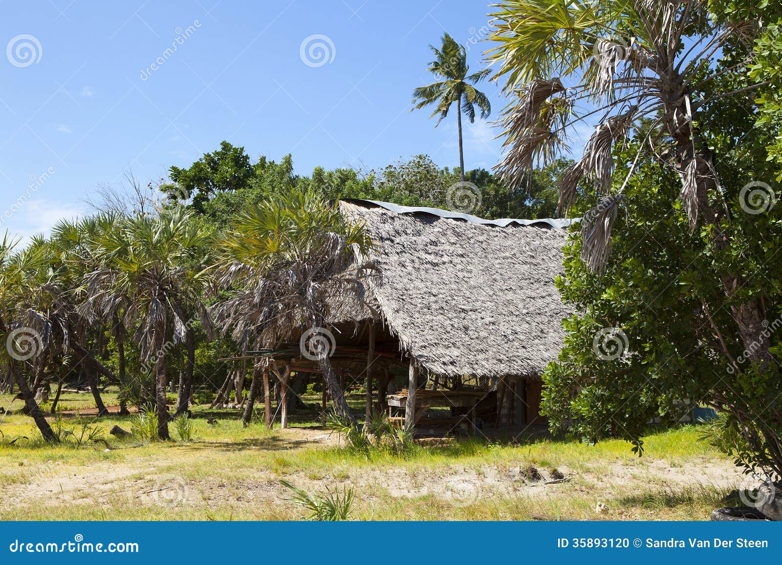 hut on funzi island in kenya