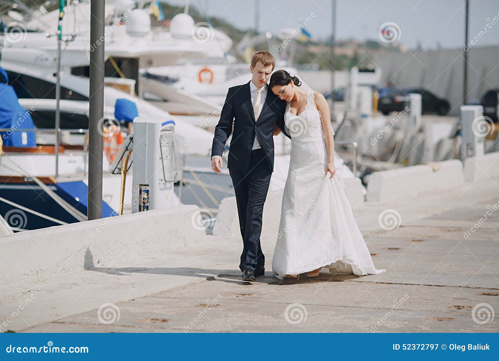 Huwelijk in Odessa; mooi en elegant houdend van paar
