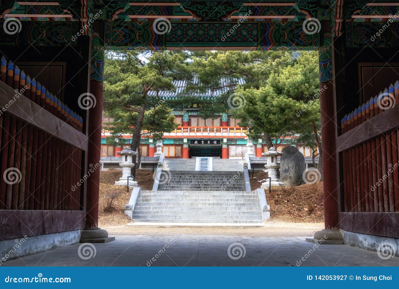 hwanghwajeong ryu pavilion. the chinese character says hwanghwajeong ryu