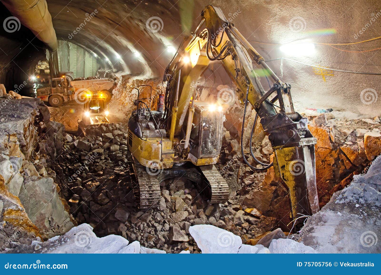 Hydraulischer HammerBagger BetonstraßeTunnelBau Stockfoto Bild