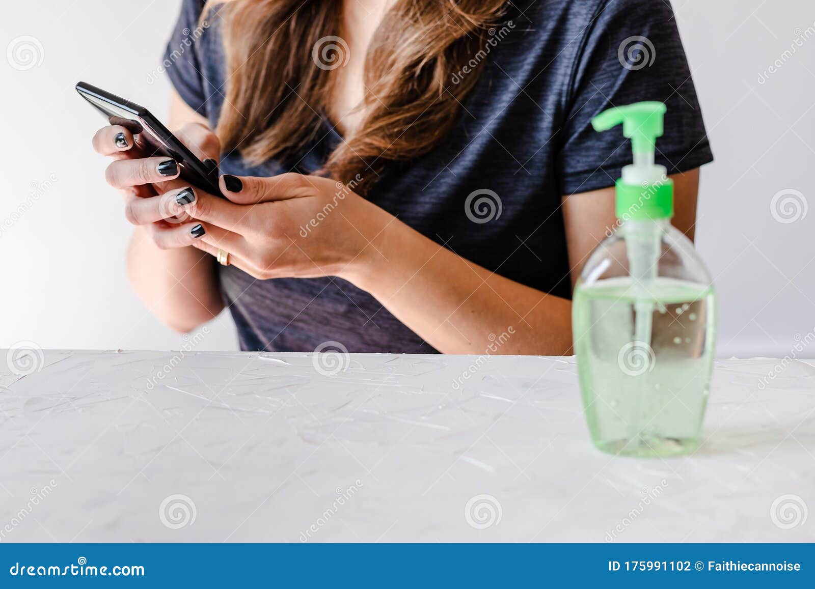 Hygiène Contre Les Virus Et Bactéries Femme Utilisant Smartphone Devant Le  Bureau Avec Désinfectant à La Main Photo stock - Image du germes, téléphone:  175991102