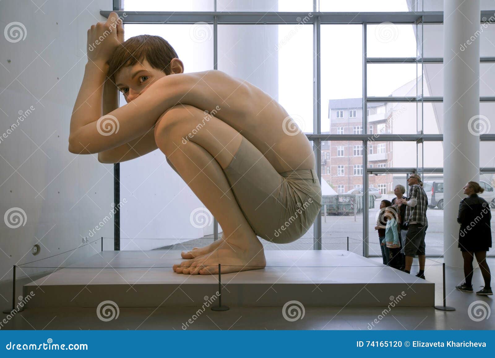 Hyper Realistic Sculptures Ron Mueck Boy Aros rhus Kunstmuseum Arhus Editorial Image Image Of Nude Sitting