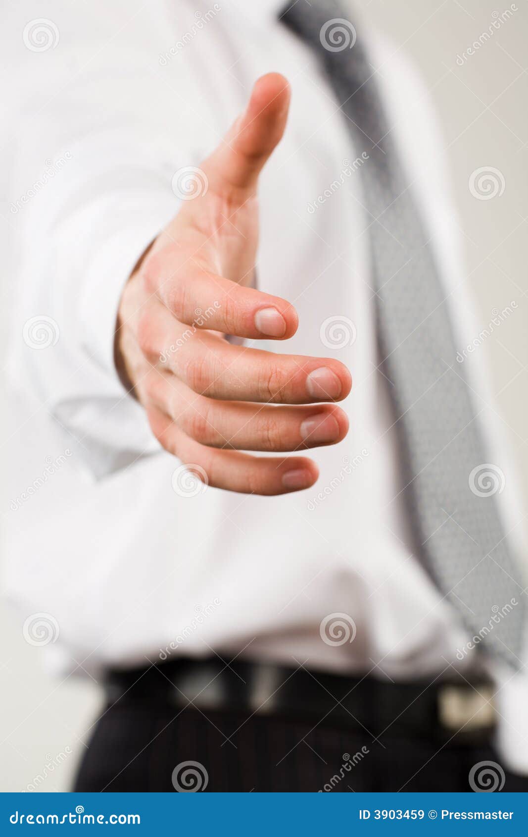 Bild des Geschäftsmannes seine Hand gebend betriebsbereit zu einem Händedruck