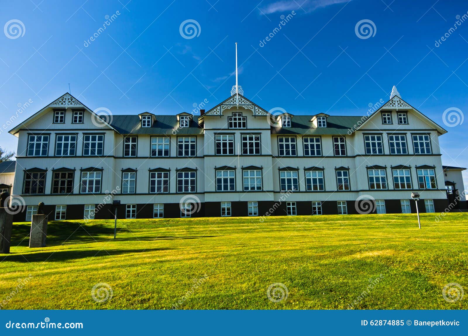 Härlig byggnad av Akureyri Junior College, norr Island. Härlig byggnad av Akureyri Junior College en av den äldsta och bästa utbildningsinstitutionen i Island
