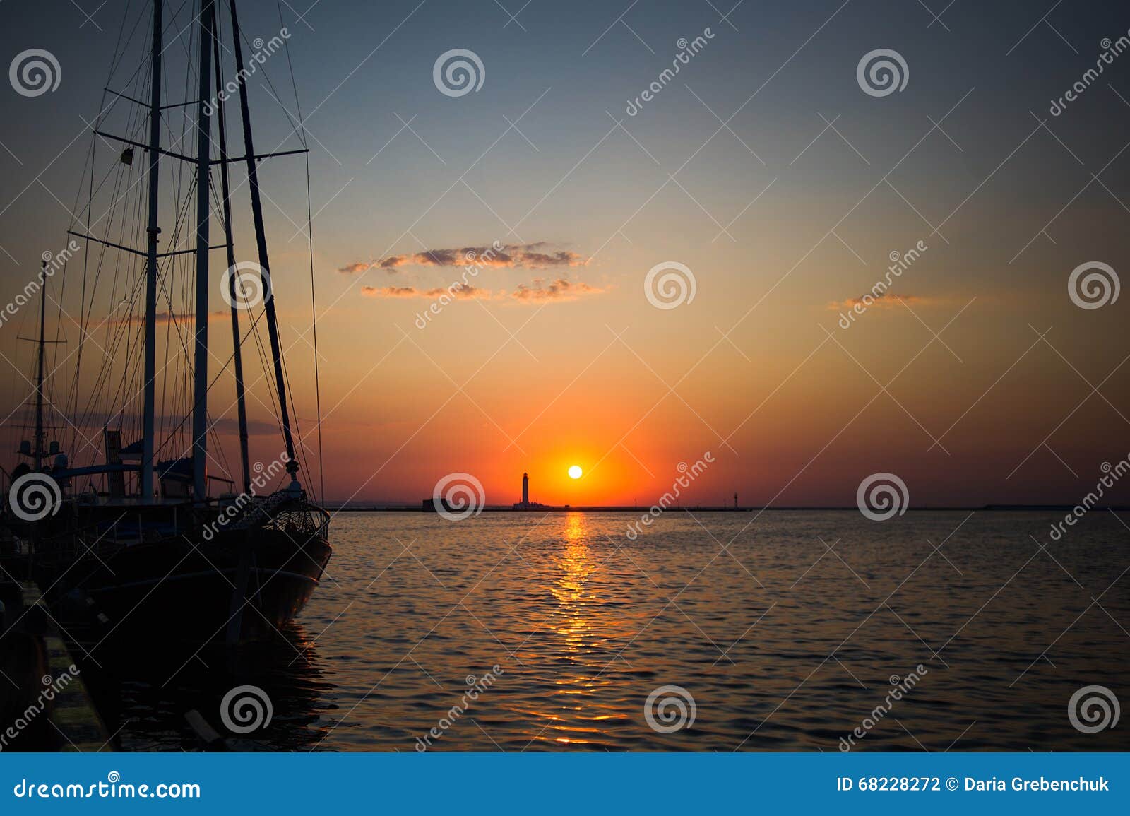 Härlig havssoluppgång. Solnedgång Soluppgång Härliga färger av soluppgång Fyr på horizonten Stort skepp på solnedgången placera text